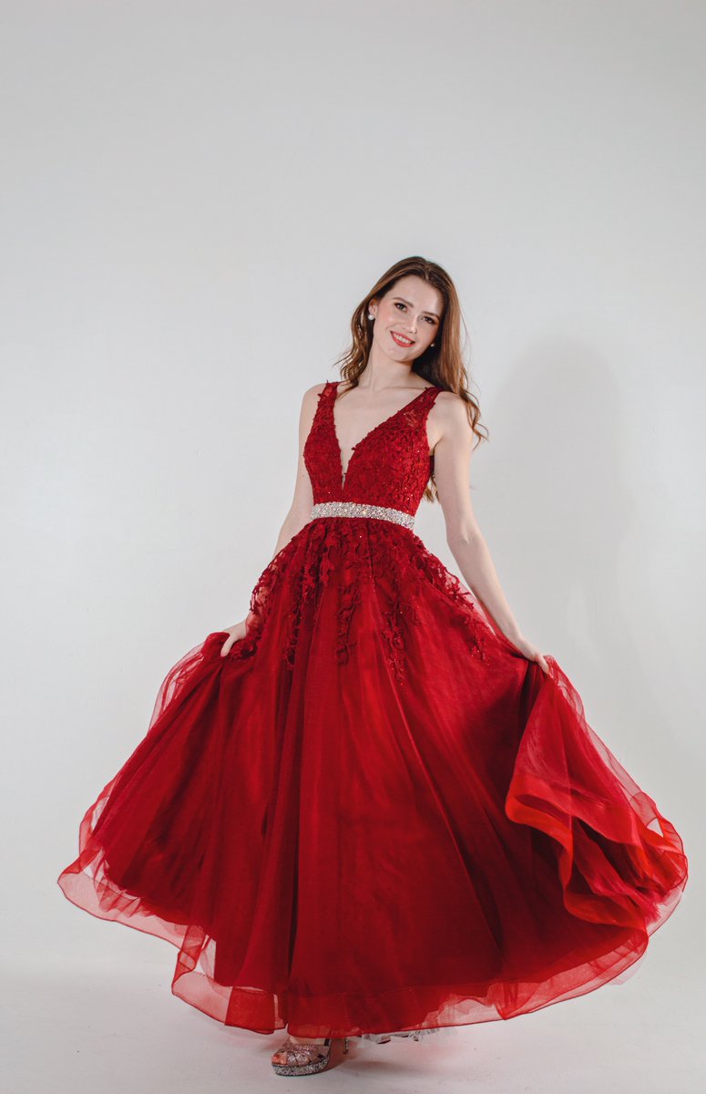 New Dress of the Day! ❤️💋
A-line lace dress with plunging V-neckline and finishing horse-hair edging🌹
If you’d like to view more styles!✨
Visit our website:
junepeonybridal.co.uk 
Or give us a call:
0121 454 8778
#miracleprom #promdresses #eveningwear #junepeonybridalcouture