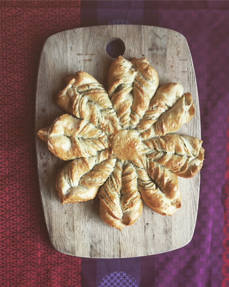 JennyLascelles's tweet image. ‘Tis the season to crack out the Swedish cheese, garlic and herb star bread recipe. ⭐️

#bread #starbread #star #festive #swedishbread #baking #festivebaking #christmas #christmassy #tasty