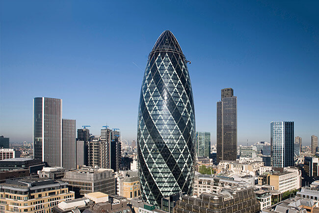 _ENTREPLANOS's tweet photo. Sus obras más representativas son el rascacielos 30 St Mary Axe y el edificio Reichstag en Berlín pero algunos críticos consideran que las oficinas centrales y Shangai Banking Corporation de Hong Kong son sus obras maestras. https://t.co/FJ4JEVpTWs