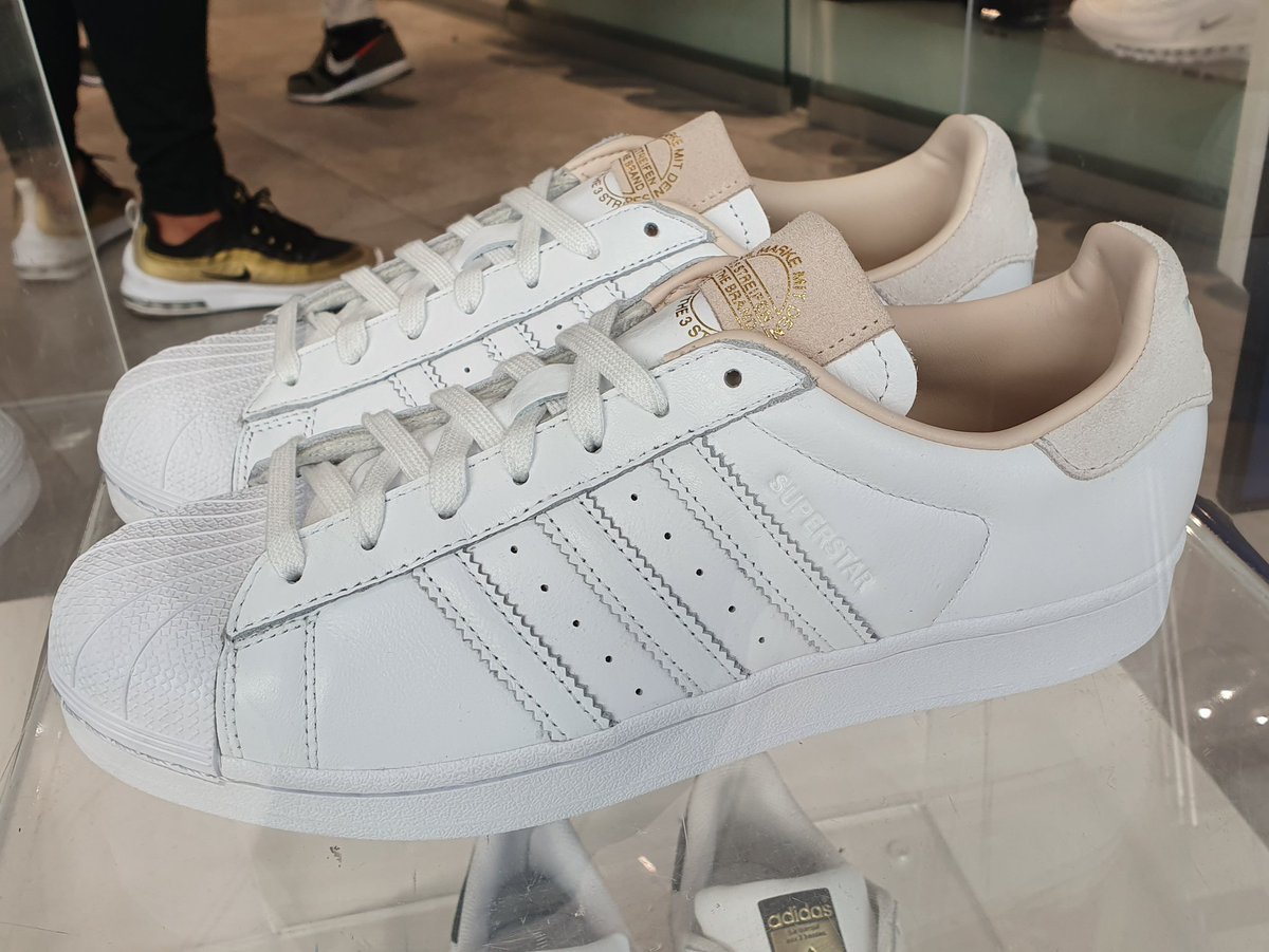 Opinión absolutamente personal : Me da en la nariz que algunas marcas además de trasladar la producción a China, también están trasladando sus departamentos de diseño !!!