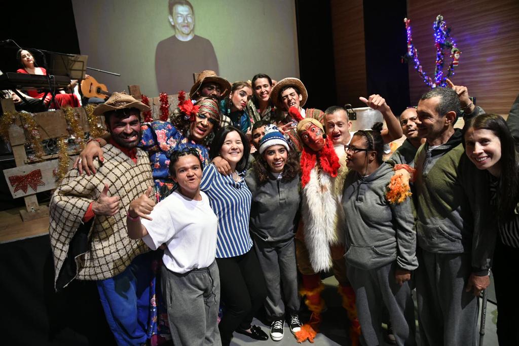 Ministerio TIC (@ministerio_tic) on Twitter photo Al finalizar la obra de teatro accesible 'Carranga Navideña', la ministra <a href="/ConstainSylvia/">Sylvia Constaín</a> resalta que la tecnología elimina las barreras y nos permite tener comunidades más unidas. Al finalizar la obra de teatro accesible 'Carranga Navideña', la ministra <a href="/ConstainSylvia/">Sylvia Constaín</a> resalta que la tecnología elimina las barreras y nos permite tener comunidades más unidas.