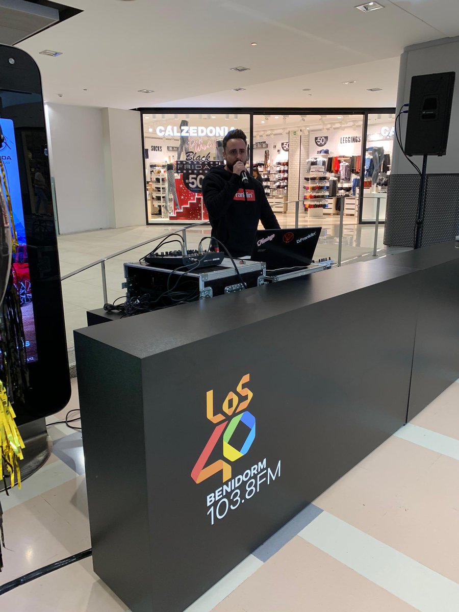 Esta tarde de 17:30 a 21:30 continuamos con la fiesta del #BlackFriday en <a href="/CCLaMarina/">Centro Comercial La Marina</a> 🎉🎉🎉 ¿Te apuntas?