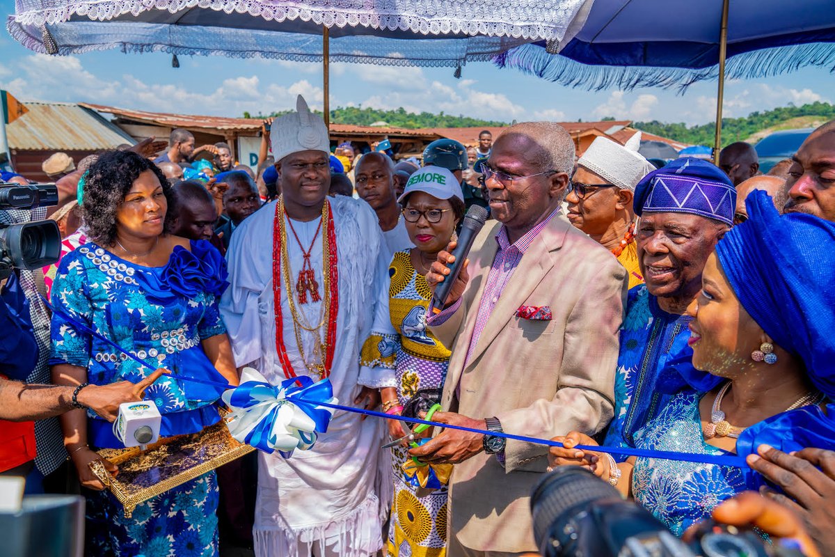 Mr. Babatunde Fashola, Ooni of Ife, wife of the Ondo State Governor, Aare Atayese of llara - Mokin, Chief Ade.Ojo and others during the Official Commissioning of the 6KM Road Network constructed by Chief Ade-Ojo in Ilara -Mokin, Akure, Ondo State on November 9.