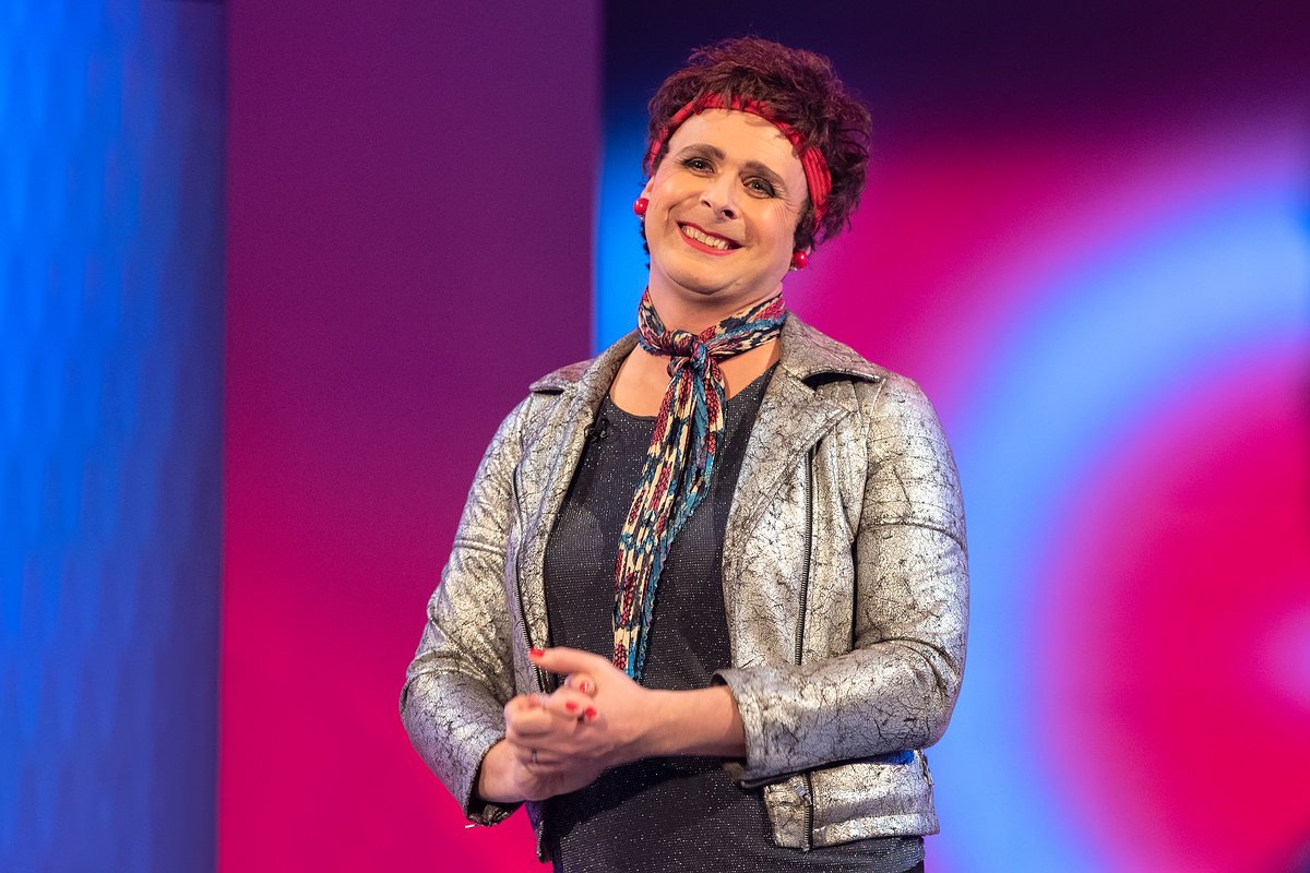 It's @colinhoult as Anna Mann back on the show! #ClubNite 👏