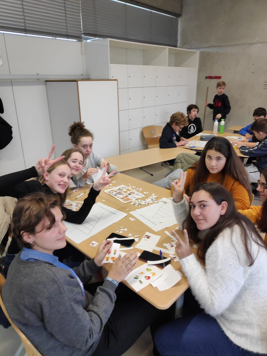IESHnosMachado's tweet photo. Nuestros alumnos de 3 de ESO siguen trabajando en 🇩🇪 dentro del proyecto @ComeToKnowMe esta vez participan en un workshop sobre la dieta @sepiegob #hnosmachadoplc https://t.co/eZf27CUMwN