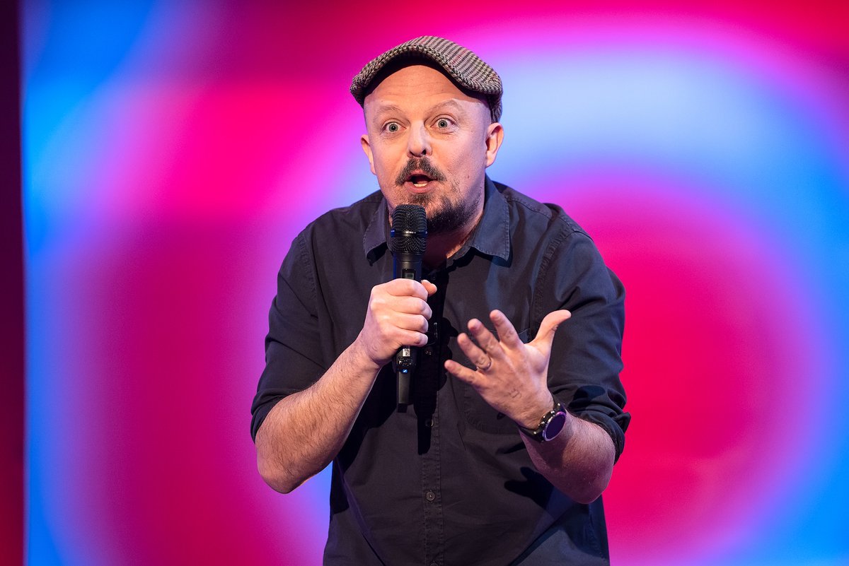 It's our very own <a href="/JamesGillComedy/">James Gill</a>! #ClubNite 🎤