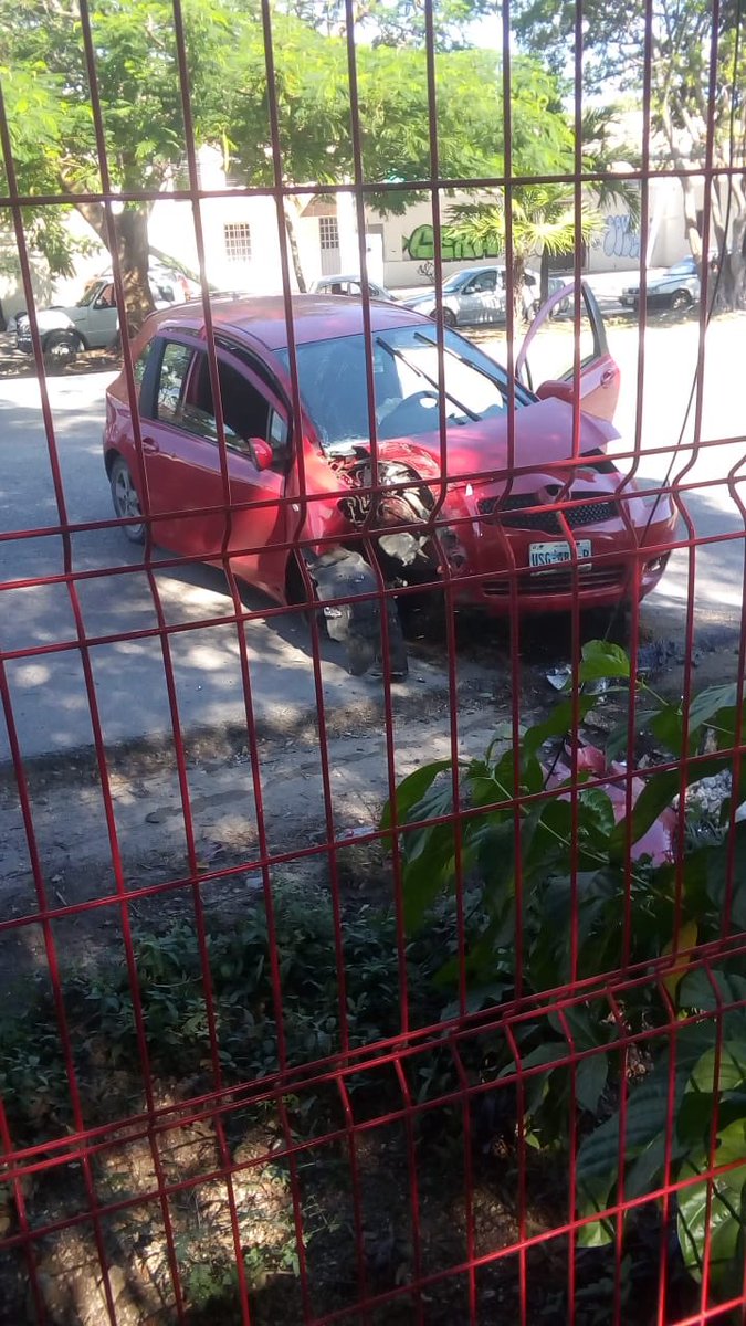💥Conductor se da a la fuga tras chocar contra un poste. Esto sucedió sobre la Av. Chichén Itzá, a la altura del Colegio de Ingenieros Civiles💥