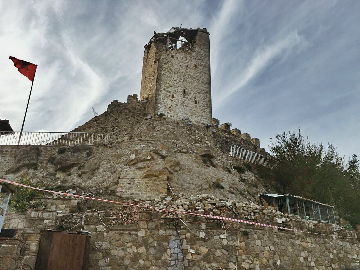 Ministria e Kulturës lajmëron se tërmeti i 26 Nëntorit ka shkaktuar dëme të rënda  në disa monumente kulture, sidomos në Kalanë e Prezës dhe të Krujës. Hyrja në këto Kala është rreptësisht e ndaluar. MK nuk është përgjegjëse për pasojat e thyerjes se këtij udhëzimi.Ruajeni jetën!