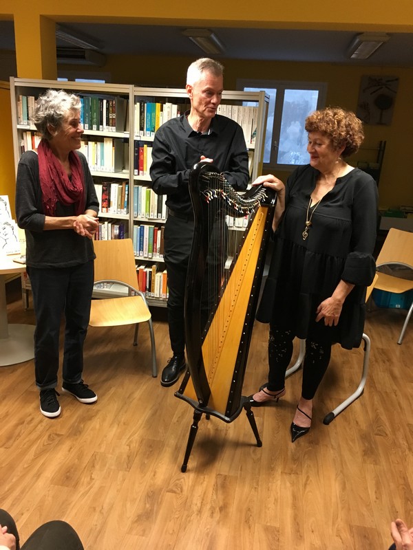 ÇA S’EST PASSÉ A LA BIBLIOTHÈQUE ... DU PORT "Lectures de poèmes en musique"
Poèmes originaux de Gabriele Amor ; lus par Stephan Lefevre avec Isabelle Aupy à la harpe