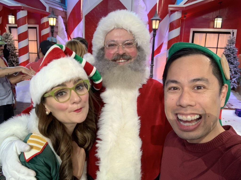 mandelweb's tweet image. So excited for TONIGHT’s triple treat of new gifts from our unscripted team at #Nickelodeon starting at 7p w/ America’s Most Musical Family, followed by the debut of #TopElf at 8p, and the start of our holiday #DoubleDare tourney at 9p.  Enjoy!!  #AMMF