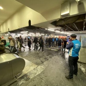 #LaDefense  : Un dégât des eaux s'est produit cet après-midi au niveau des portes de validation de la salle des échanges : les réparations sont faites, le plafond est retiré mais le sol reste mouillé :  soyez attentifs aux annonces et consignes de nos agents sur place ☝️ 
<a href="/RER_A/">RER A</a>