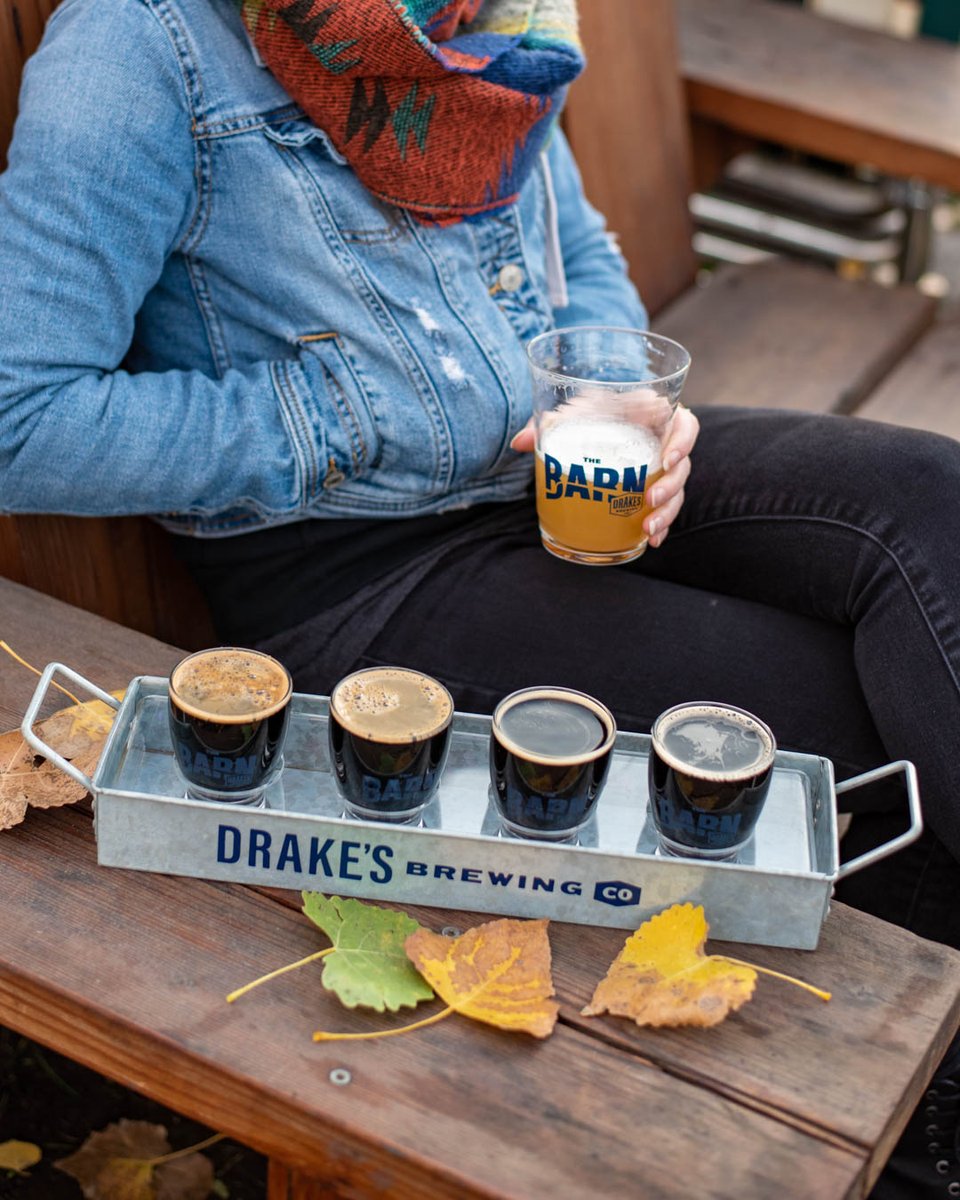 🏁🖤 Black Friday Blitz! 🖤🏁 Swing by (starting at noon) to snag our special Barrel Blitz Flight: Bourbon Barrel Aged Drakonic 2014, 2016, 2018 AND The Void 🤯🖤☠️ While you're here, check out all our sweet deals on merch 👕💫🍺 More details ➡️ drinkdrakes.com/event/black-fr…