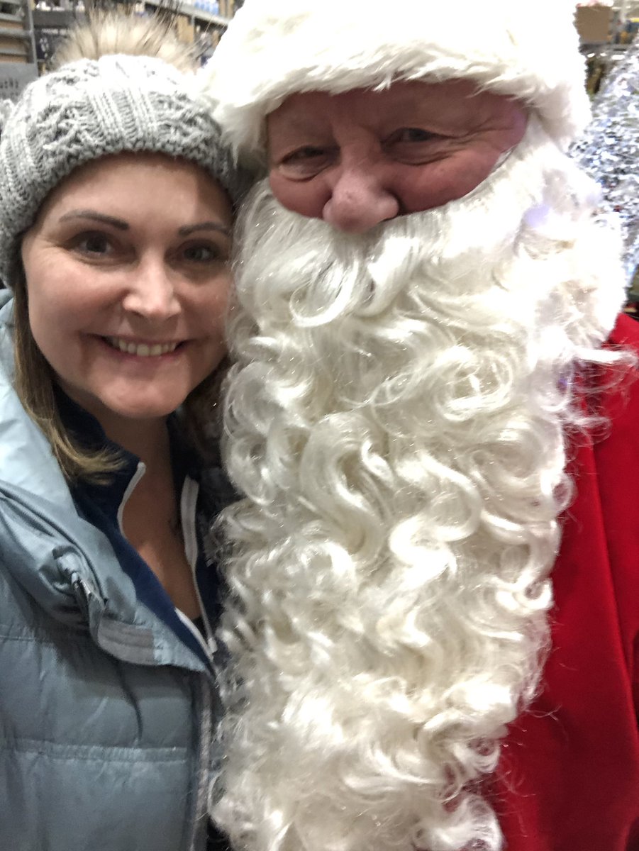NicoleHolte's tweet photo. A line out front and amazingly friendly people inside! #lowes #blackfriday https://t.co/6Nw6qoQ5M9