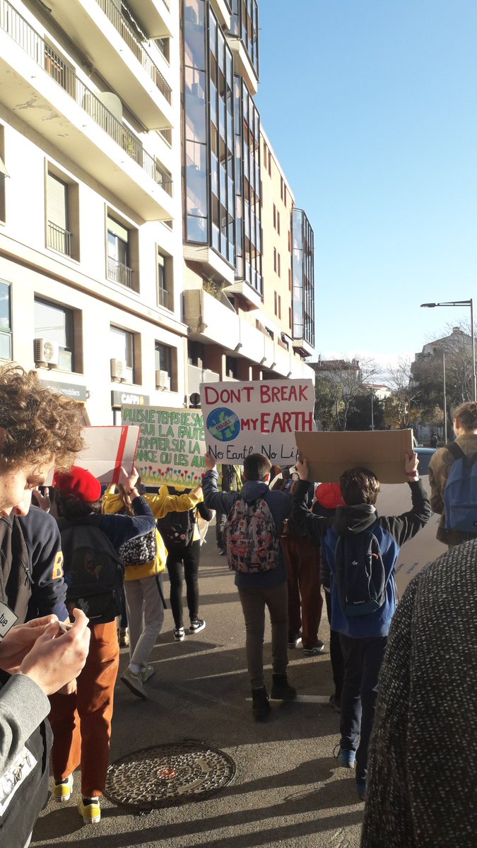 MJCF66's tweet photo. À l'appel des jeunes pour le climat Perpignan, nous étions dans la rue. Le capitalisme  exploite les hommes et la nature, il est temps de le renverser 🌍✊ https://t.co/N6yeZrRB5d