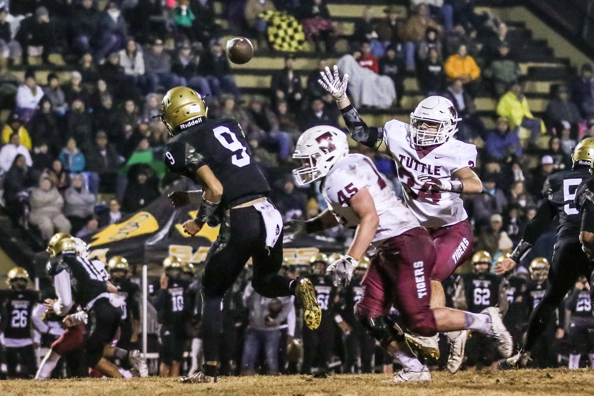 RspPhotography's tweet photo. “We don’t slow down, we accelerate!” Go get’em Tigers! 🐅 #tuttlefootball #highschoolfootball #football #playoffs #semifinals #actionphotography #rspphotography https://t.co/AC82xSwOi3