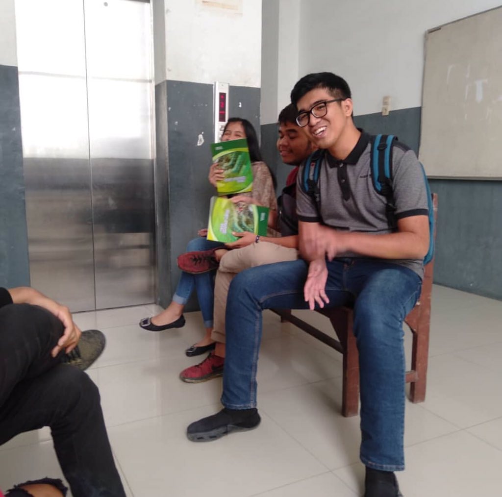 riosaragih16's tweet photo. Haii sobat😊penasaran dengan seputar kegiatan sehari2 kampus kami? Cuma di #umimedan yang ada seperti ini.Menunggu lift aman,tentram,tenang dan duduk.karena kenyamanan mahasiswa adalah hal yang utama.Ayo buruan daftarkan diri anda di #FEUMIMedan kursi menunggu lift terbatas lo!😁 https://t.co/72oIJ9hOie