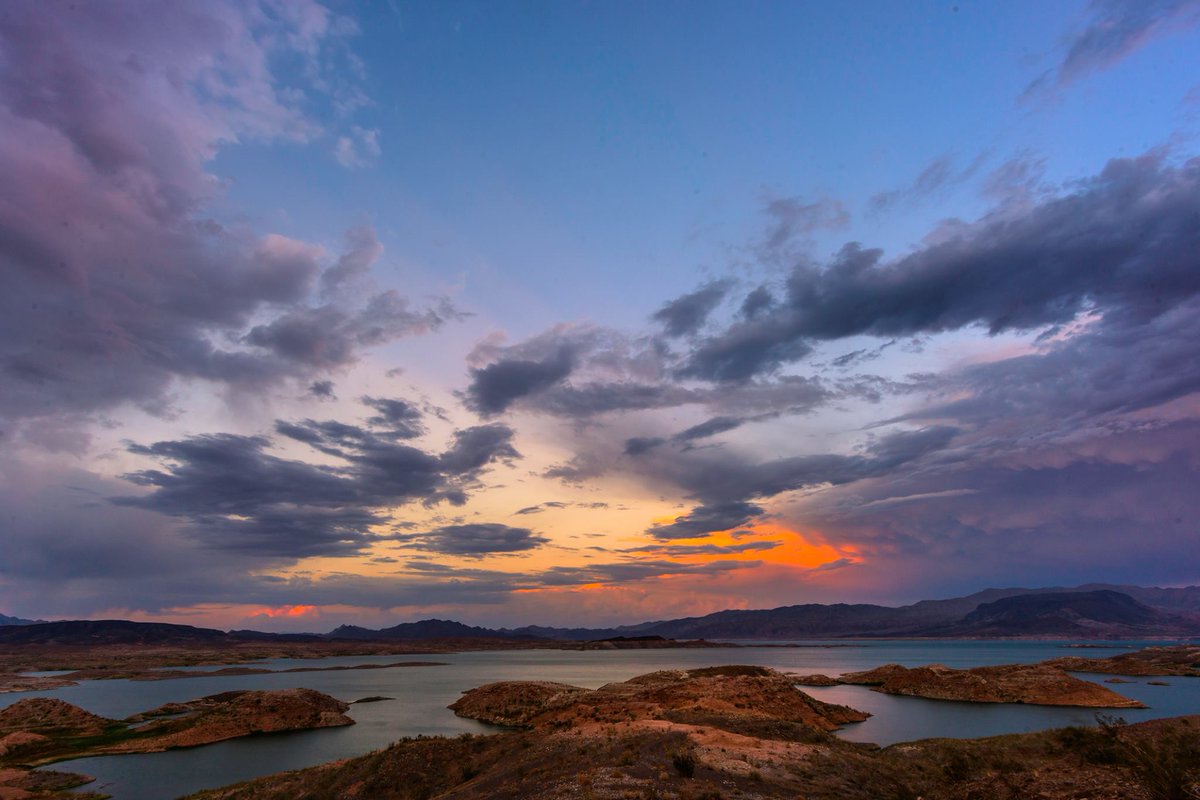 We've never met a Lake Mead sunset we didn't like. 😍
