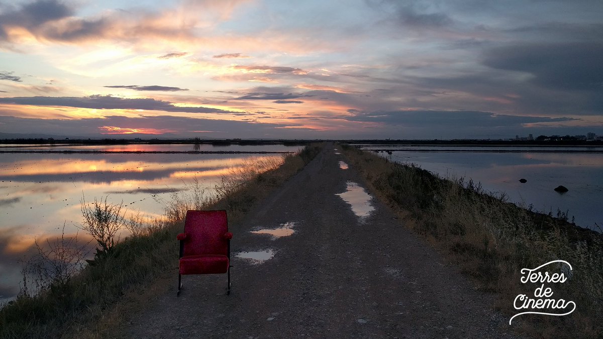 TerresCAPunt's tweet photo. ▶📺 A LA CARTA | 📽 T'ho contem tot sobre la Ruta del Bakalao 🎶 i la 💸 corrupció als anys 90 a partir del film "El desentierro" de @nruiperez, rodat a 🦆l'#Albufera de #València.
Ja disponible! 👉https://t.co/73Z0zpBcgb

#TerresDeCinema #Sueca #Territori #Cinema #RutaDestroy https://t.co/IoKDxwUWUP