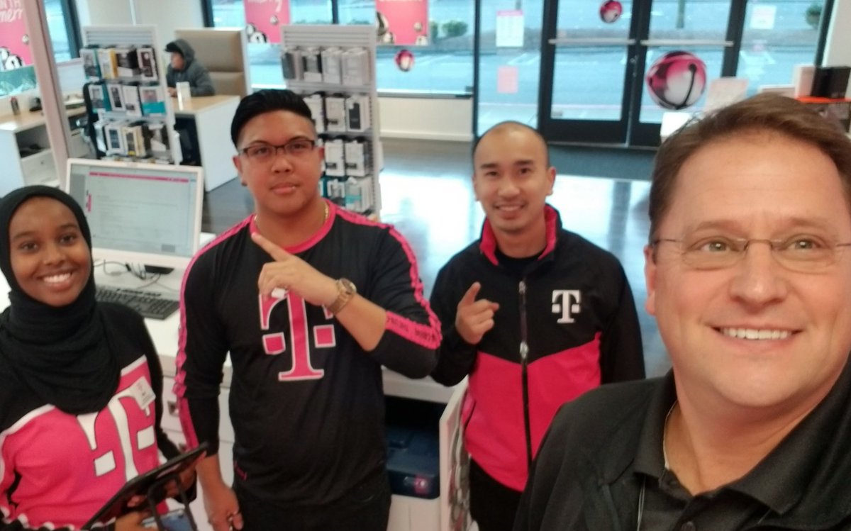 Aaron and the Bellevue Crossroads team onboarding another new T- Mobile customer...more to come today!! @mroNJ @grox11 @Sentowski8 @Bmcalis @MichaelRosass @WirelessVision