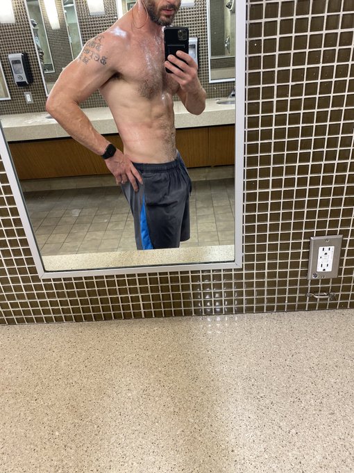 Finish the week strong💪🏻 https://t.co/iIzxGY0aXi