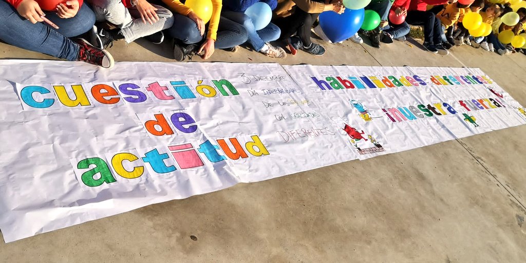 RaquelQ59266087's tweet photo. Las gradas del cole hoy se visten de color adelantándonos al 3 de diciembre el día Internacional de las Personas con Discapacidades, aunque discapacidades tenemos todos que nunca se os olvide 💓 Os dejo una fotito con mi compi @PabloCa91250297  #practicas3b2019 @MaraLuisaMoren8 https://t.co/TeIq0NZooQ
