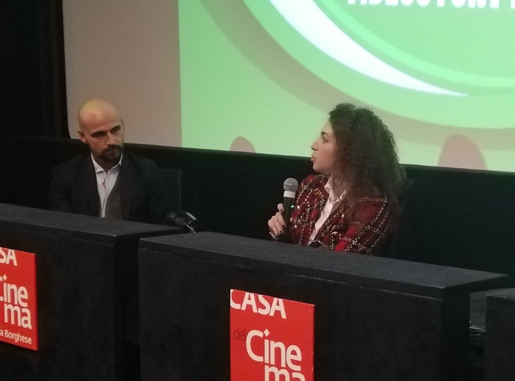 Comunica_Media's tweet photo. "@idealista_it con il suo video #Storytelling "la #famiglia è una sola", ha voluto essere un omaggio a chi si è esposto per la difesa dei #diritti della comunità #LGBT e un esortazione a non aver paura di nascondere il proprio orientamento sessuale"
P. Carioni https://t.co/MO3XFUj2Vc