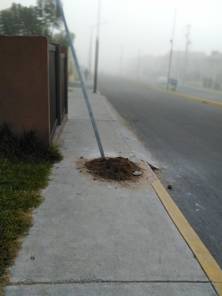 RealSolare's tweet image. Que bien la iniciativa de señalamientos... Pero por donde vamos a caminar si están a 1/2 banqueta??? @spublicosqro @mpio_El_Marques @Vinte_Mx @pcmqro