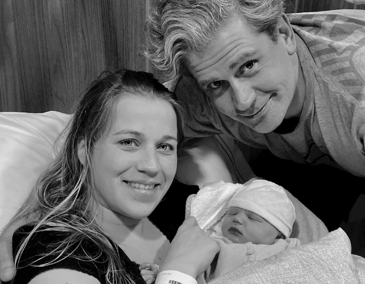 WouterKolff's tweet photo. Ons wondertje! Op dinsdag 26 november om 20.20u is onze dochter Beaudine Hermana Mariëtte geboren. Ze is prachtig. Met moeder en dochter gaat het heel goed. We zijn dankbaar voor de rust waarin Beaudine de wereld aan het ontdekken is. Bovenal zijn we trots, gelukkig en dolblij! https://t.co/53aFkGHbH6
