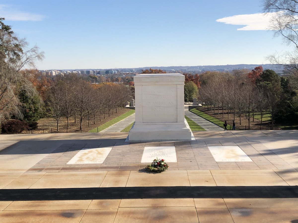 CHSBRinDC's tweet photo. We had the opportunity to lay a wreath at the Tomb of the Unknown Soldier. #WreathLaying #BearsInDC https://t.co/ptbXrhJ71Z