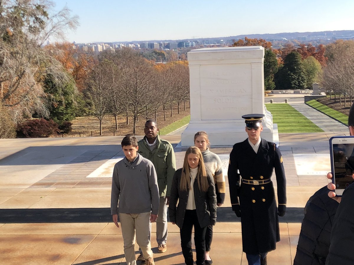 CHSBRinDC's tweet photo. We had the opportunity to lay a wreath at the Tomb of the Unknown Soldier. #WreathLaying #BearsInDC https://t.co/ptbXrhJ71Z