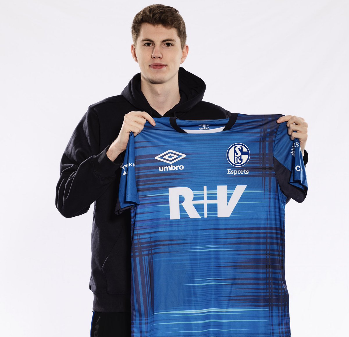 Du willst der Erste sein, der das neue Trikot in den Händen hält? 

Alles was du dafür tun musst, ist der <a href="/ruv_esports/">R+V Esports</a> zu folgen und unter diesem Tweet zu kommentieren, welcher Namen auf den Rücken soll.

Das Gewinnspiel endet am 06.12.2019 🍀