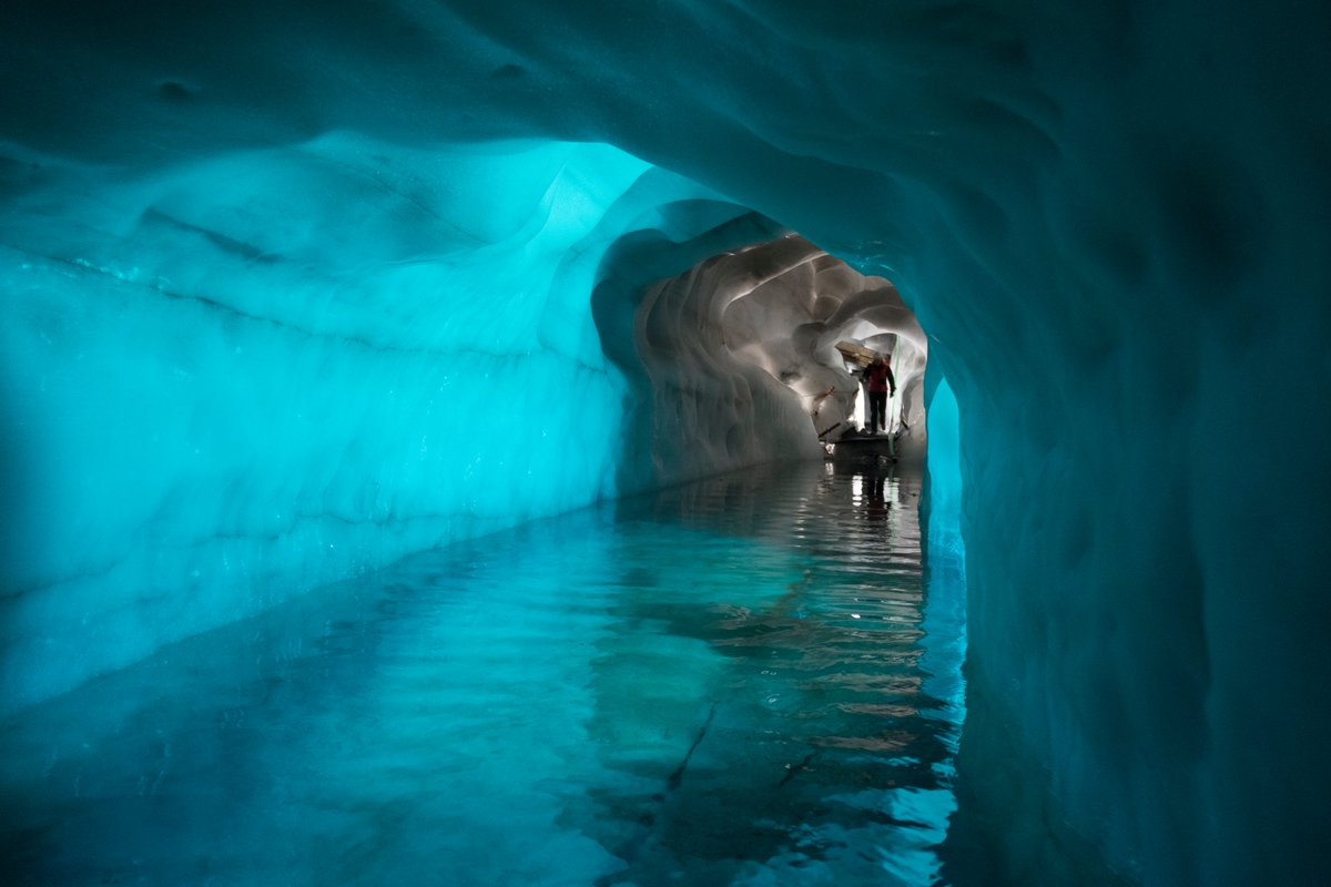 Kweisleitner's tweet photo. #fieldphotofriday
This is a water-filled channel within a crevasse system at 3200m above sea level. 17 kids were sitting behind me in a boat to reach our sampling site. @arwynedwards might recognize this place 😊
#sparklingscience #BirgitSattler #BlackIce #phdlife https://t.co/60d18WRq9d