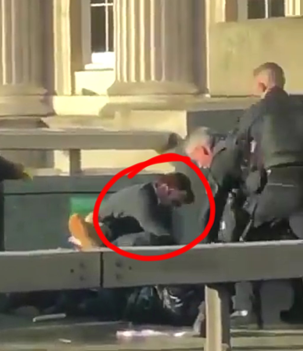 SartorialThug's tweet image. Shout out to this absolute chap on London Bridge who had to be dragged away to allow the police to deal with the situation.