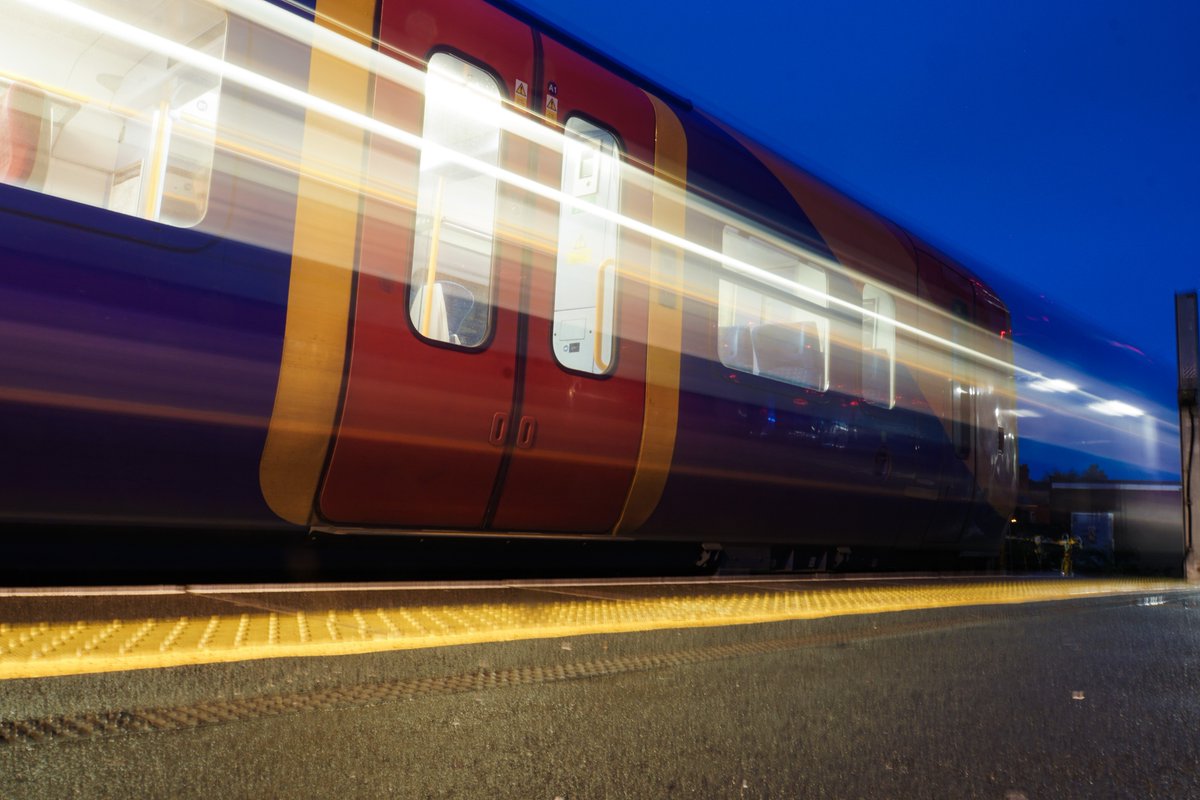 len_lemon_uk's tweet image. A long exposure photograph of a South Western Railway Class 458 Alstom Coradia Juniper at Vauxhall, stopping and leaving the platform.

#Juniper #Class458 #Coradia #CoradiaJuniper