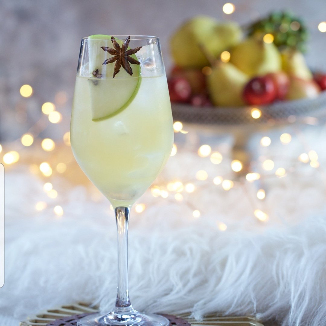 Can a Spritzer be the right choicefor your Christmas party?

The answer is yes with our lovely Orchard Frost, soft and sparking with a great taste ♡