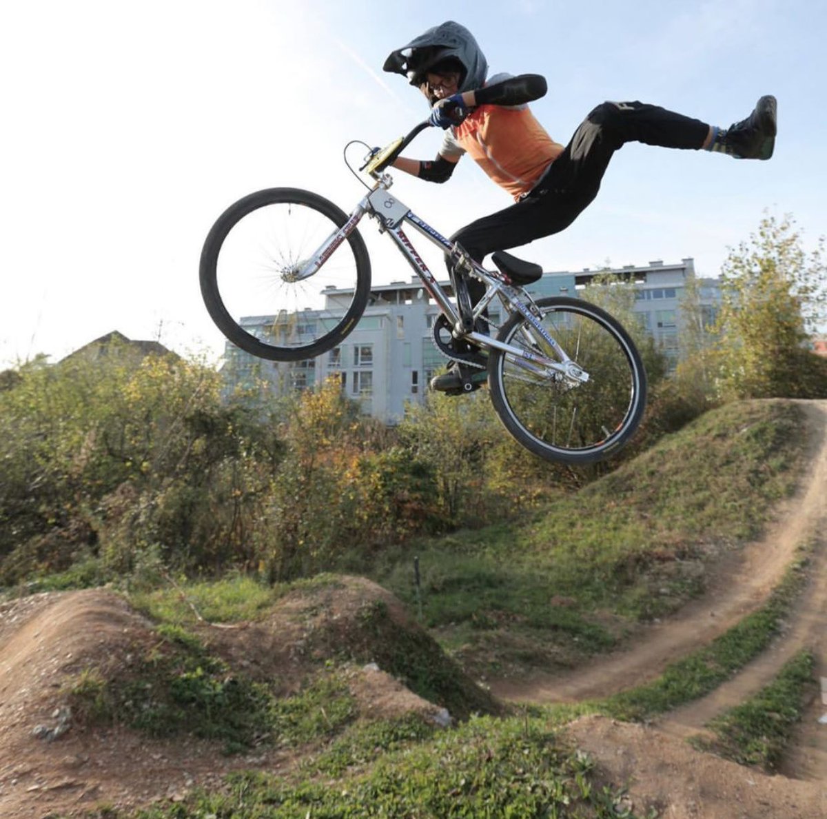 sebikes's tweet photo. Stretched to the MAX! Little Mak has got style galore! 💪🏼He doesn’t just race on his #ripperx, he blasts big jumps all over Europe as well! Check out all of the videos of the lil’ rad guy on his dad’s Insta: @simon.s.falk. #seracing #seworldwide #bmxkid #bmxkids https://t.co/eukzEEjkLG