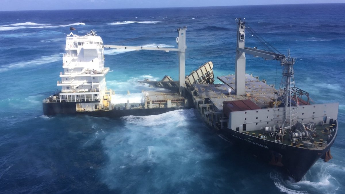 _lemarin's tweet photo. #shipping #naufrage #accident #environnement #demantelement L’État donne son feu vert au retrait du #KeaTrader https://t.co/aiMeKj4Udi https://t.co/q8aGrza5DJ
