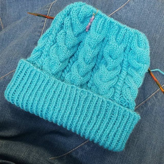 AndreaMielke's tweet photo. So close to the end... trying to decide what length would be ideal for a growing 10 year old.
#handknitting #helloyellowbeanie #knittersofinstagram #knittersofig #encoredk https://t.co/ZDOolifVXN https://t.co/u4Gsjyd16Z
