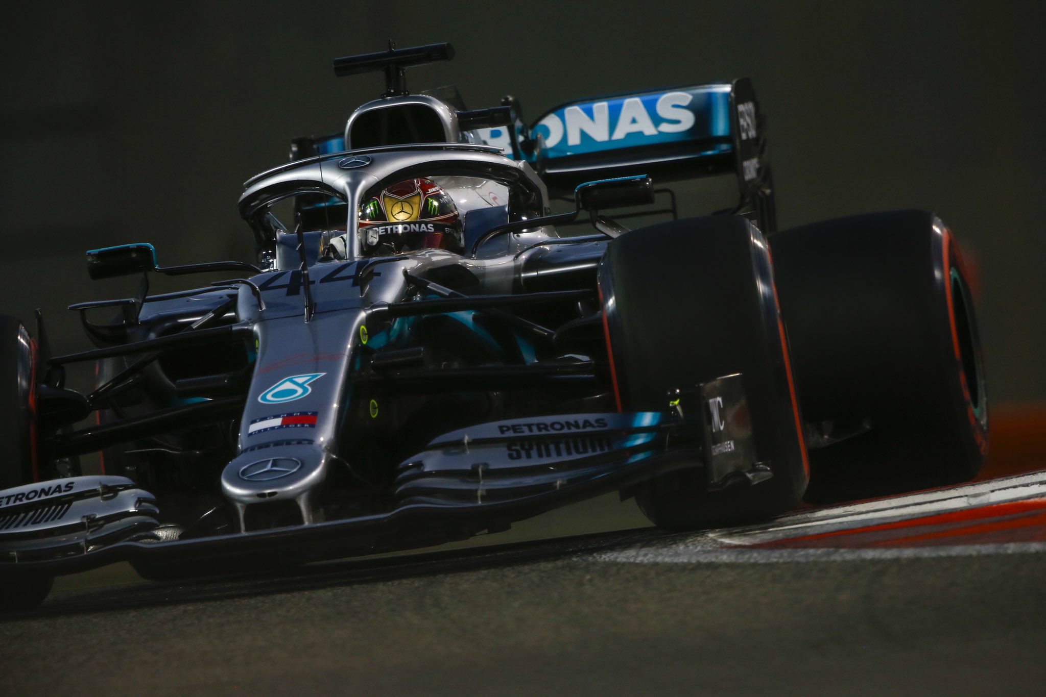 Lewis Hamilton nyerte az év utolsó időmérőjét