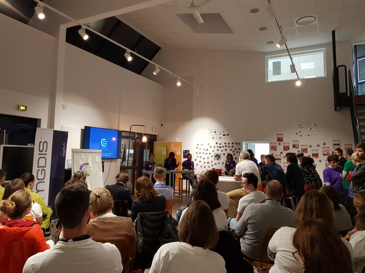 VIPEVANNES's tweet photo. C'est parti pour le marathon d'entrepreneuriat dynamique et collaboratif #CreateFor au @villageCA56. 40 participants vont travailler sur 8 projets 👍. https://t.co/uHpxq1gJhn