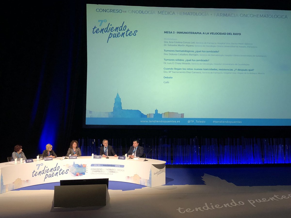 Nuestra compañera y responsable del área de oncohematología del Servicio Farmacia del HCUVA participando en una mesa en el Congreso Tendiendo Puentes <a href="/AreaUnoArrixaca/">Área 1 Arrixaca</a>