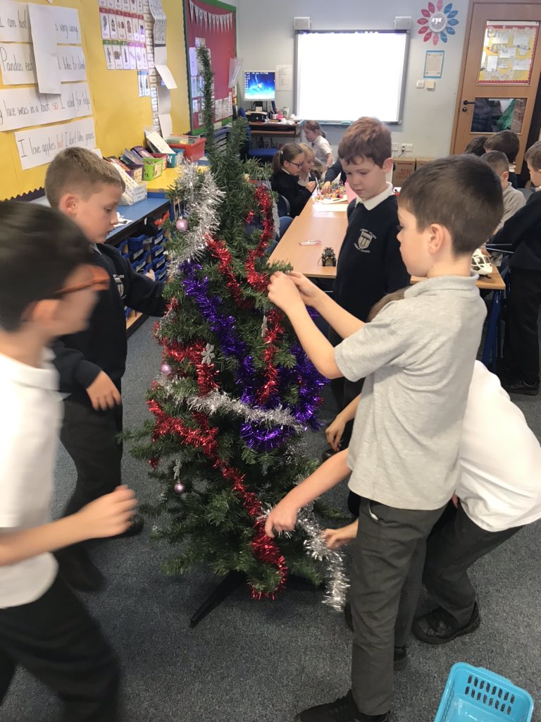 missrobLVPS's tweet image. The most beautifully decorated tree in all of Larbert!!!! 🎄 #ReadyForDecember