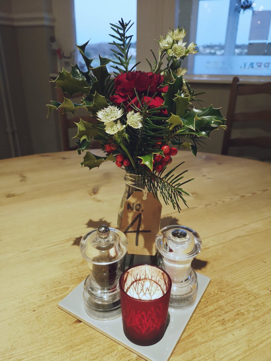 PropellerInn's tweet image. Thank you to the lovely Bembridge Flower Shop for our Christmas table flowers and our front door decoration 🌹
#shoplocal #bembridgeflowershop #christmas #holly #redberries #festive #propellerinn #isleofwight
