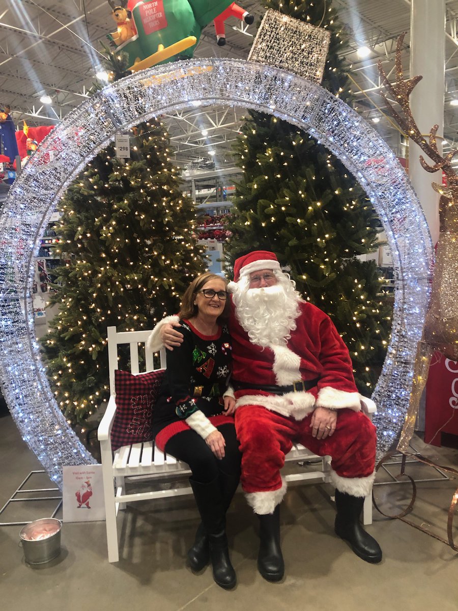 GemmaJekel's tweet photo. Santa Came to Town @1549LowesEdmomd #BlackFriday #BlackFriday2019 #bestedmondlowes https://t.co/zrrjwX05lu