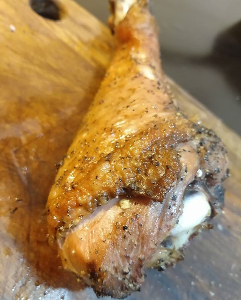 GrillMonstermx's tweet photo. Haciendo una pierna de Pavo de 800 gms para Thanksgiving en el asador 🦃🔥 Sazonado con aceite de oliva, sal de mar y pimienta negra. Lo deje 2 horas a fuego indirecto a 300 grados F, despues 30 mins envuelto en aluminio a 250 grados F #ThanksgivingDay #Thanksgiving #BuenViernes https://t.co/ppIlKZ3hSp