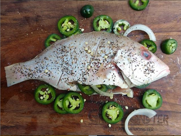 GrillMonstermx's tweet photo. Preparando un huachinango para cenar! 🐟
Lo prepare con aceite de oliva, sal de mar y pimienta negra. Adentro le puse rodajas de jalapeño y cebollas.
#GrillLikeAMonster #ThanksgivingDay #Thanksgiving #ThanksgivingDinner #BBQ #fish #BuenViernes #FelizViernesATodos https://t.co/GXMmjvr710