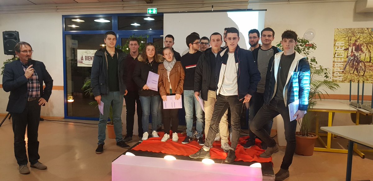 Etablieres's tweet photo. [REMISE DE DIPLOMES] Ce soir aux #etablieres👩‍🎓👨‍🎓
Soirée haute en couleurs🎊

👉Bravo aux étudiants 👋

@KermarrecMorgan @jfvergnault @Herve_Pillaud https://t.co/LsMQz2ADSy