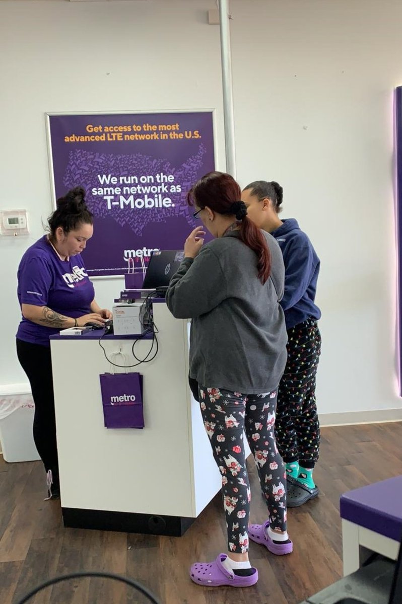 JZeledon3's tweet photo. Our 4120 Dale Blvd Team is ready for you! @MetroByTMobile has the best deals for you! #BlackFriday
#Tabletonus
@BarryTMetro @ToddCEmetro https://t.co/LAI9wfs9lv