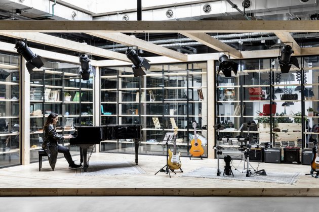 OIAtlanta's tweet photo. Today on cool innovative offices: Music literally takes center stage at the headquarters for JoyTunes, which makes a mobile app that teaches piano playing.
.
.
.
#office #music #inovation https://t.co/aGGPPKGcSD