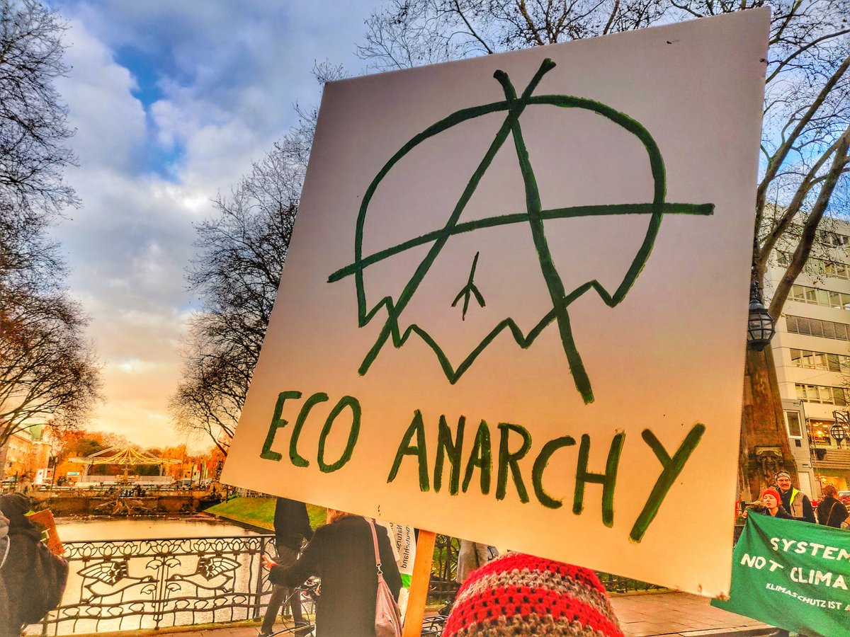 kreon_nrw's tweet photo. #Klimastreik bis in den Sonnenuntergang.
Die #Demo in #Düsseldorf findet nach dem Die-In von der Kö zurück zum Landtag. #XR hat einen Wecker dabei: Es ist #FünfNachZwölf.

#fff #fffduesseldorf #FridaysForFuture #Fridays4Future #fffdus #NeustartKlima https://t.co/HXx5ogHKtW